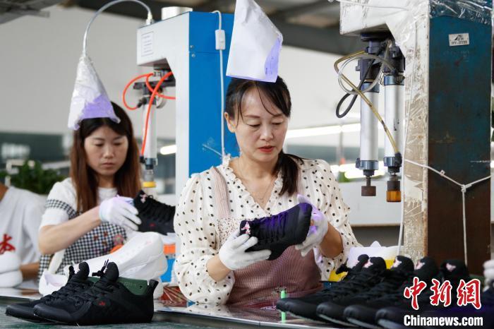 河南睢县：运动鞋出口订单生产忙