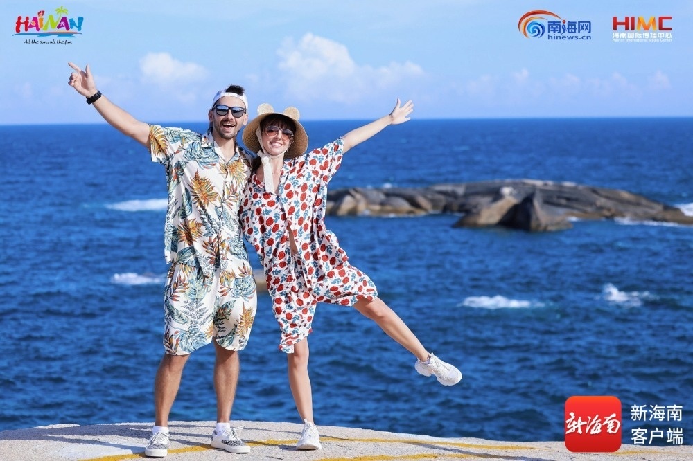 “海南旅游国际推荐官”在文昌石头公园拍照留念。主办方供图