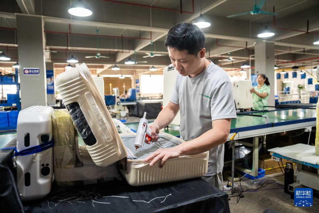 6月23日，在蓝山县皮具箱包科技产业园一家箱包生产企业，工人在赶制拉杆行李箱。