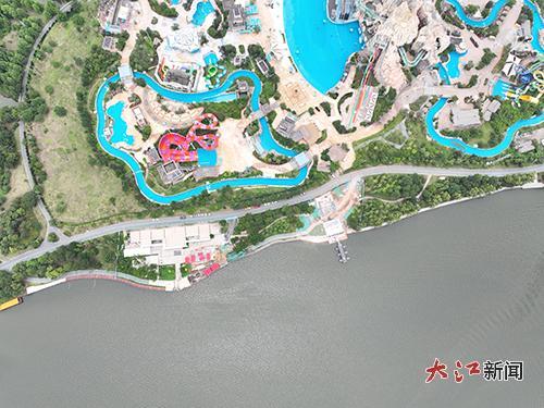 位于南昌象湖風(fēng)景區(qū)湖心島的豫章書院游覽步道鋼浮橋