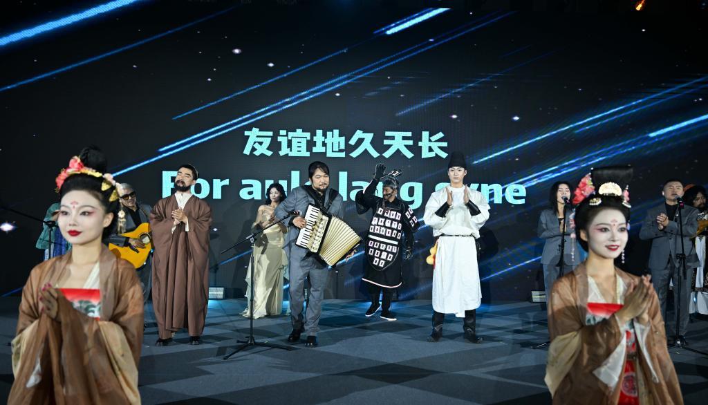 演员在“新华·长安之夜”文化交流活动现场表演。新华社记者 曹阳 摄