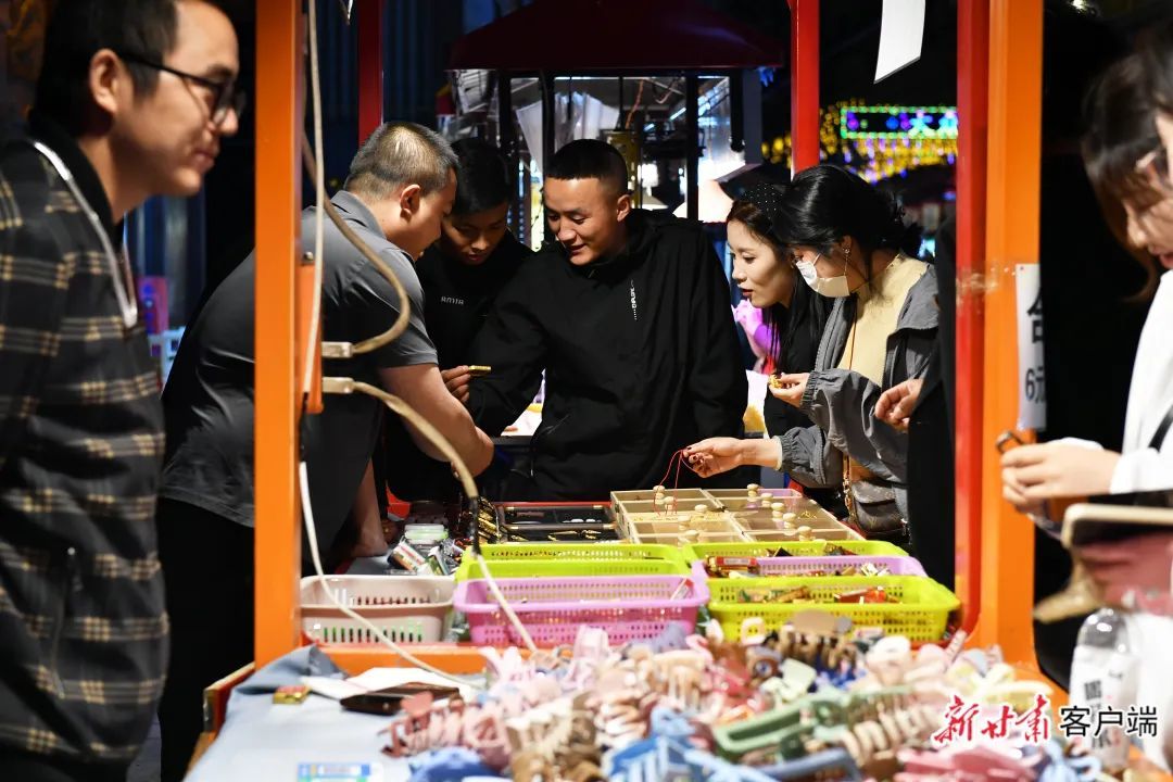 游人在大众巷星光夜市购买文玩 新甘肃·甘肃日报记者 马伊星