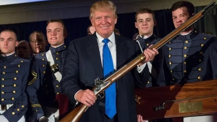 特朗普为何突袭伊朗？专家：两股庞大势力推动