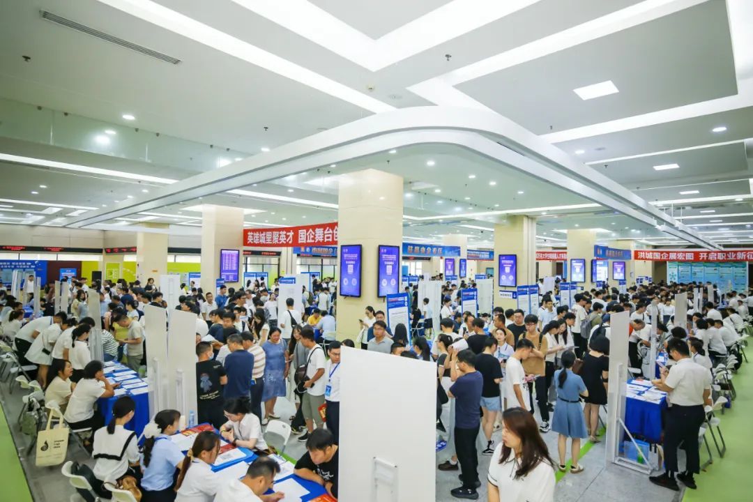 南昌人社大厦招聘会现场人头攒动 供图:南昌市人社局