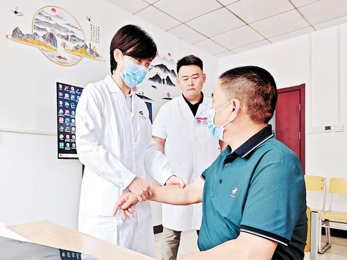 6月15日，北京协和医院专家（左一）在沧州市中心医院问诊。 本报记者 袁铮摄