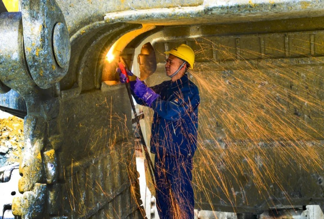 享受国务院政府特殊津贴的黄发明工作在一线 供图:江铜集团