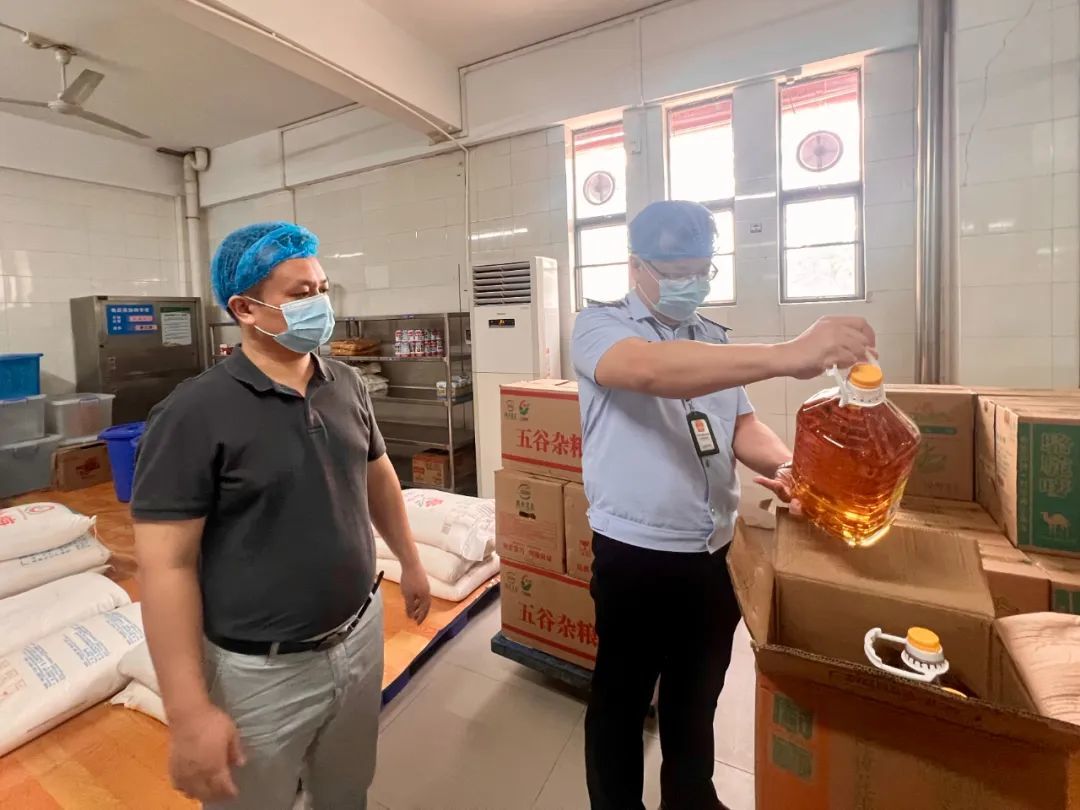 ▲禅城区市场监管局工作人员到中考考点佛山市华英学校开展考前检查。