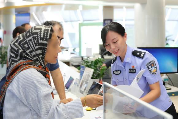图1：民警为前来办证的外籍人员解答相关政策