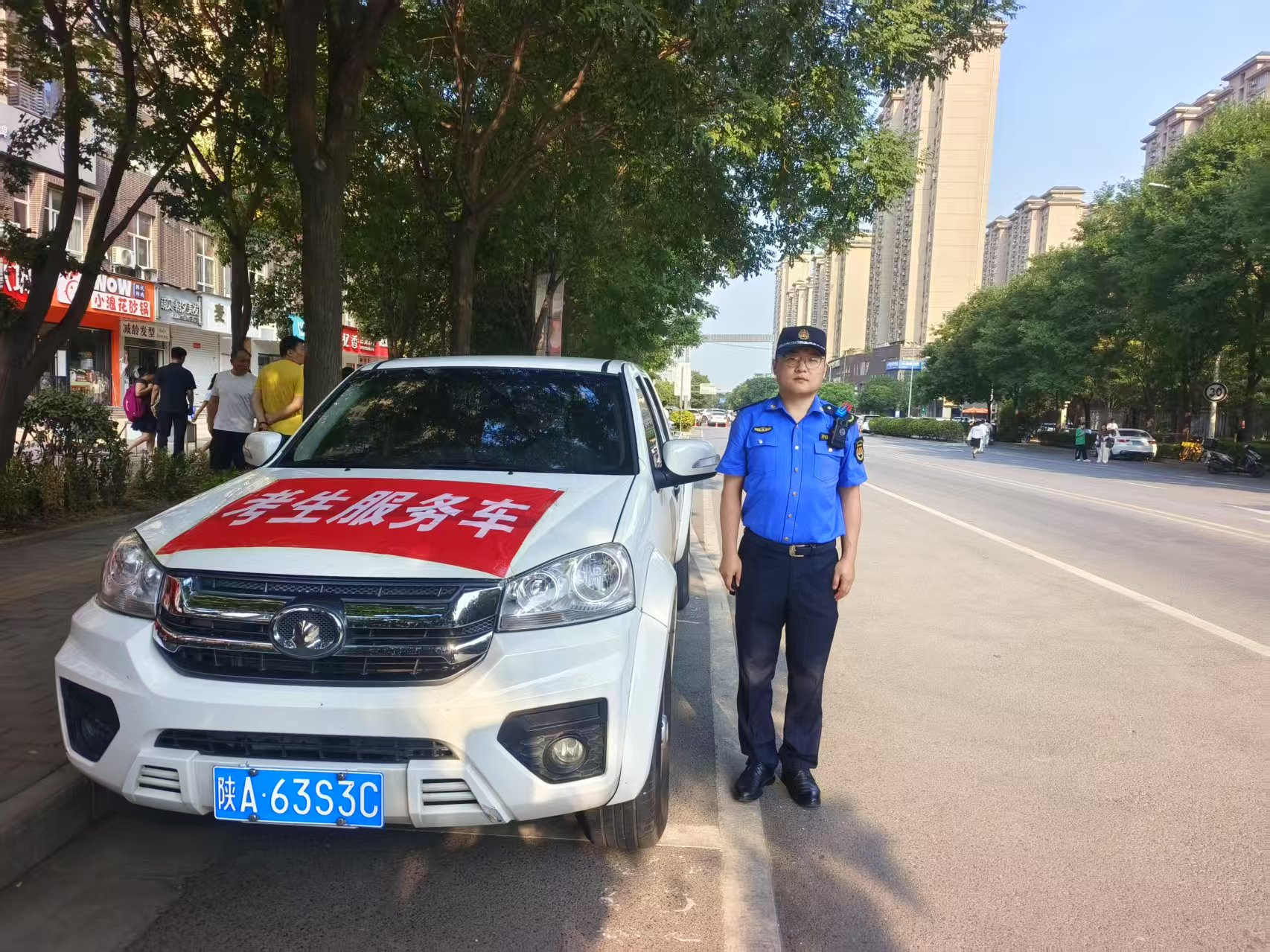 少年提笔追梦 城管贴心护航