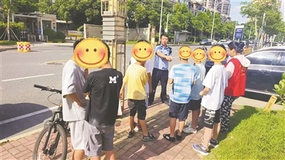 民警警示孩子们不能在危险水域玩水
