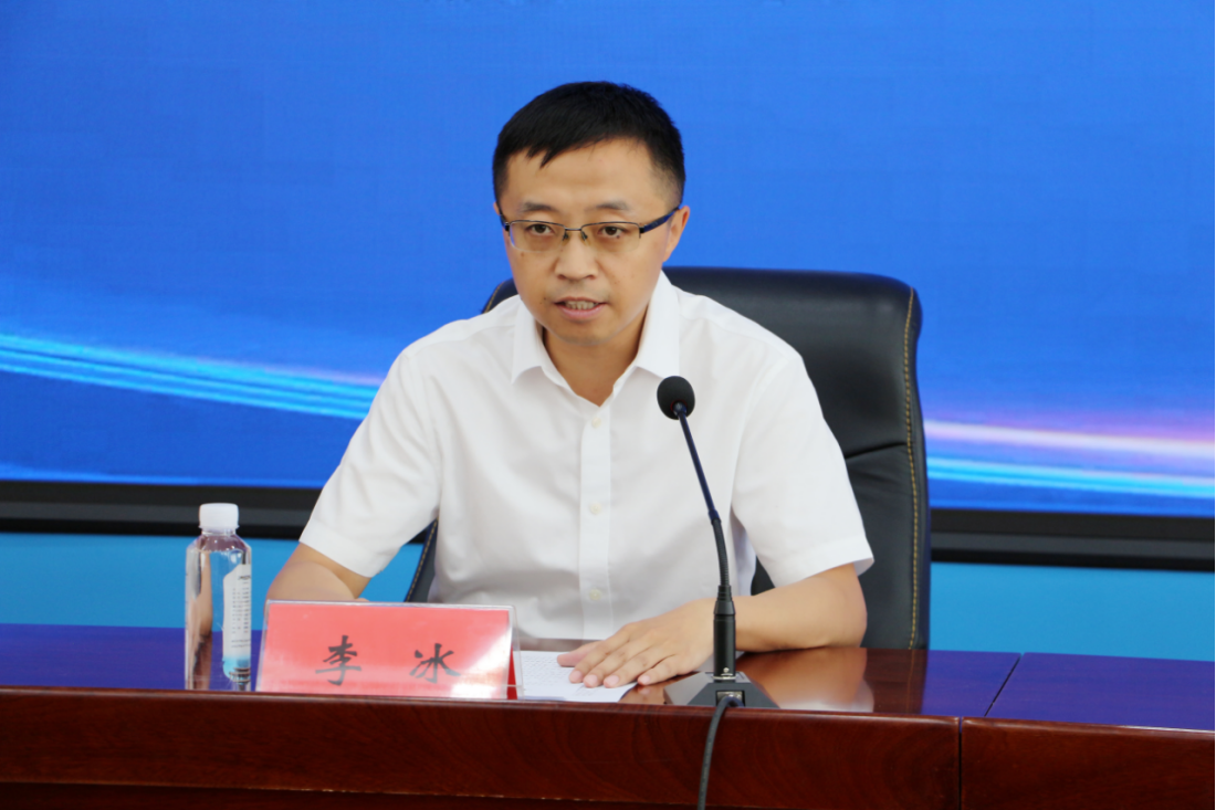 新疆阿勒泰地区发改委副主任李冰介绍“龙泰号”研学交流航班升级情况（陈默摄）