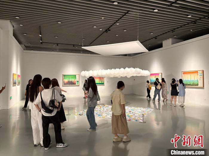 5月30日，觀眾正在江西省美術館參觀“色彩與超現實——烏拉圭當代藝術展”。記者 李韻涵 攝