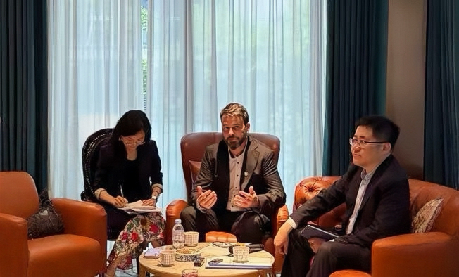 图：爱立信集团亚太区前沿技术总监Christopher Price（中）与爱立信中国区CTO王浩博（右）在2025 MWC上海展期间接受采访。