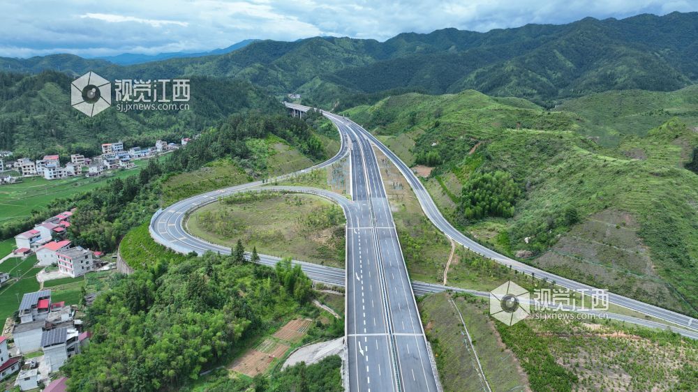 2025年6月23日，江西交投集团投资建设的遂川至大余高速公路各项建设进入收尾冲刺。