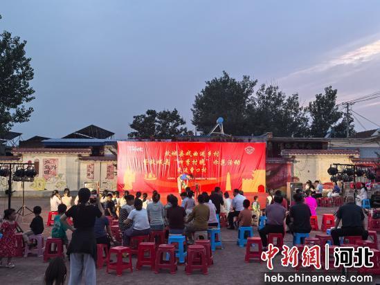 图为演出现场。 李志勇 摄
