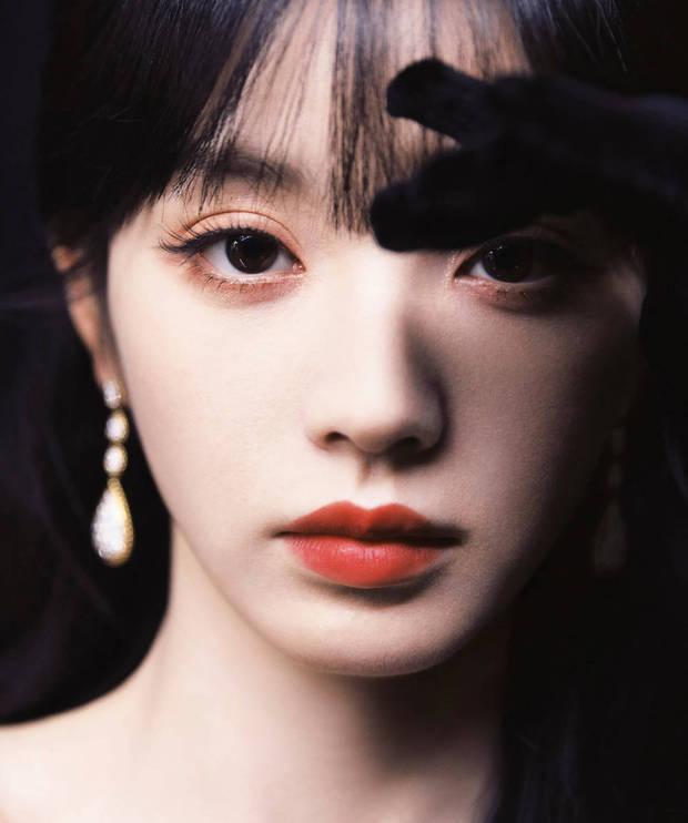 田曦薇妆容精致。