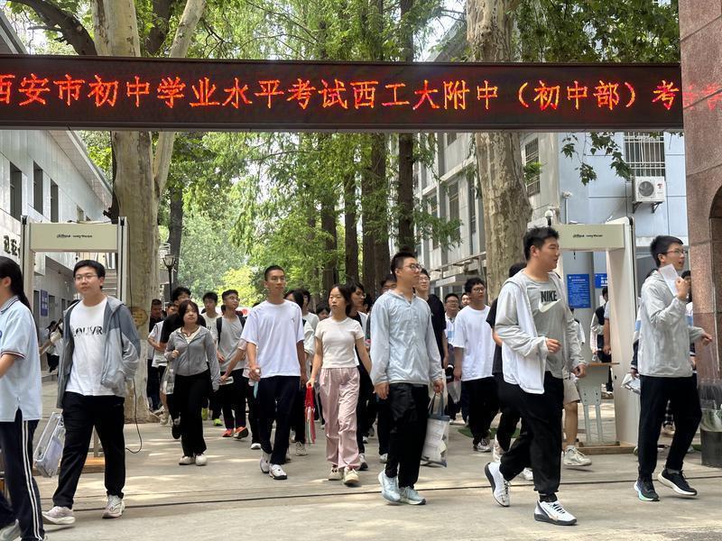 考生轻松走出考场。首席记者 程静摄