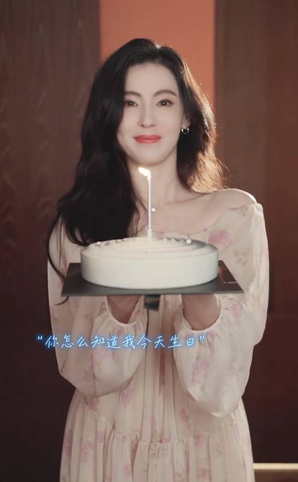 张柏芝一袭碎花裙甜美动人。