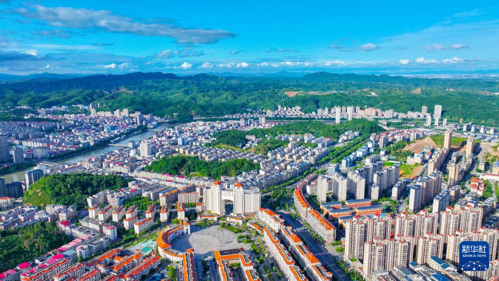 这是6月17日拍摄的上犹县城（无人机照片）。 新华社发（罗江华摄）