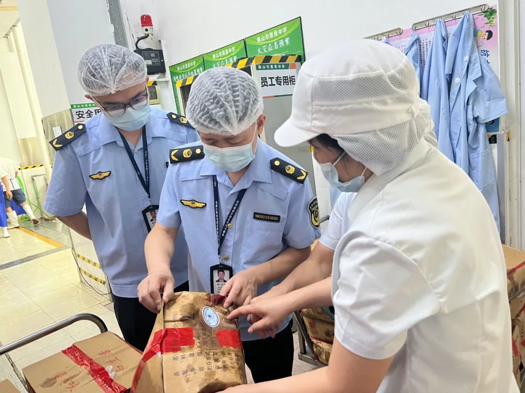 ▲禅城区市场监管局工作人员到中考考点佛山市惠景中学开展考前检查。