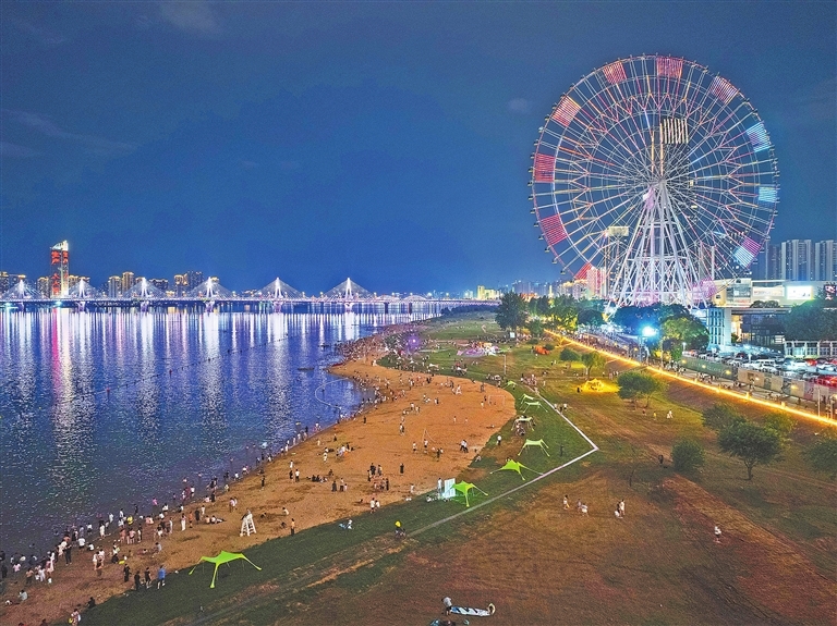 6月21日，璀璨夜色中，南昌市紅谷灘區(qū)摩天灣人潮涌動。