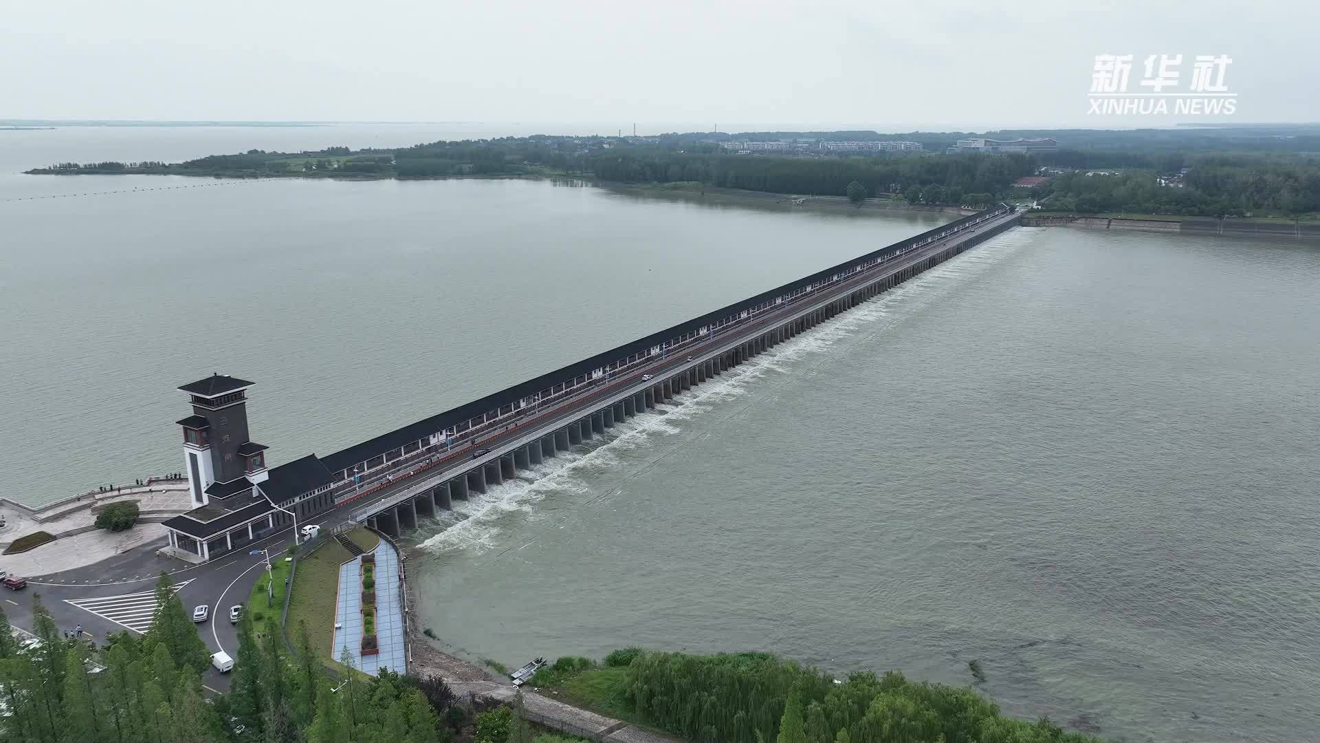 江苏洪泽湖三河闸2025年首次开闸泄洪