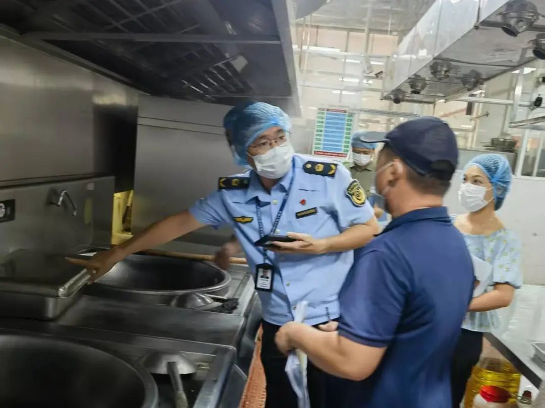 ▲市市场监管局工作人员检查中考考点后厨油污情况。