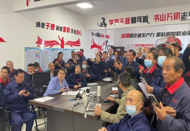 新干县化工企业的员工参加技能培训 供图:新干县人社局