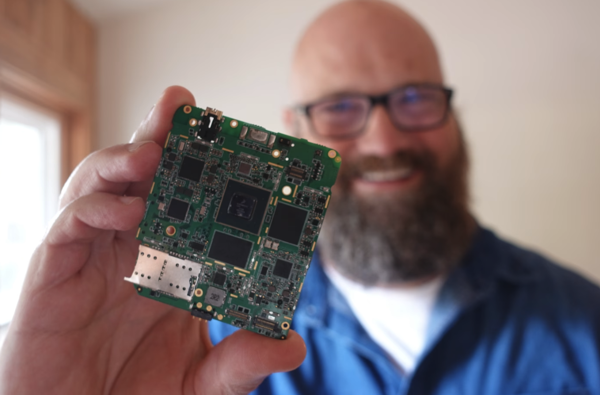 真实的“美国制造”手机:配置落后十年 仍依赖中国