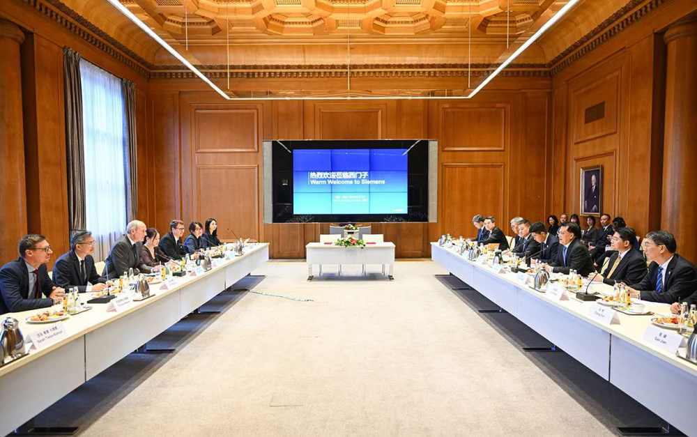 ▲6月19日，在西门子股份公司柏林总部，市委书记袁家军同德国经济亚太委员会主席，西门子股份公司董事会主席、总裁兼首席执行官博乐仁座谈。苏思 摄