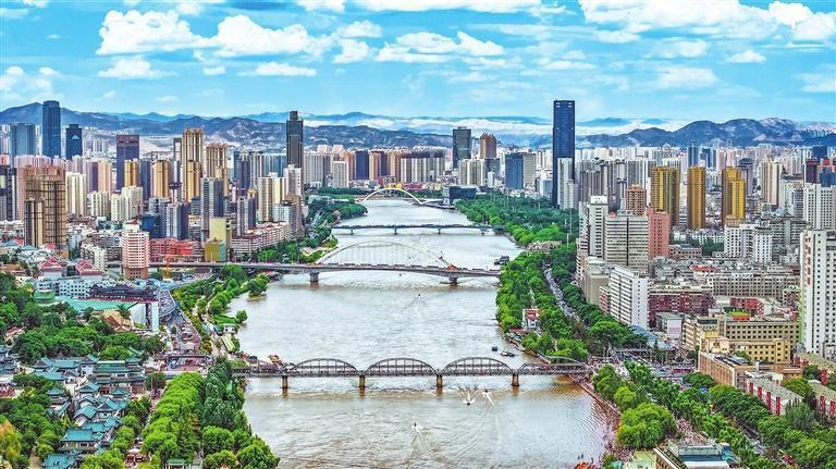 6月21日夏至，蓝天白云映衬下的兰州风景如画。新甘肃&middot;甘肃日报记者　田蹊