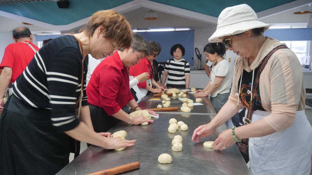 图为游客在资溪体验做面包。新华社记者 黄和逊 摄