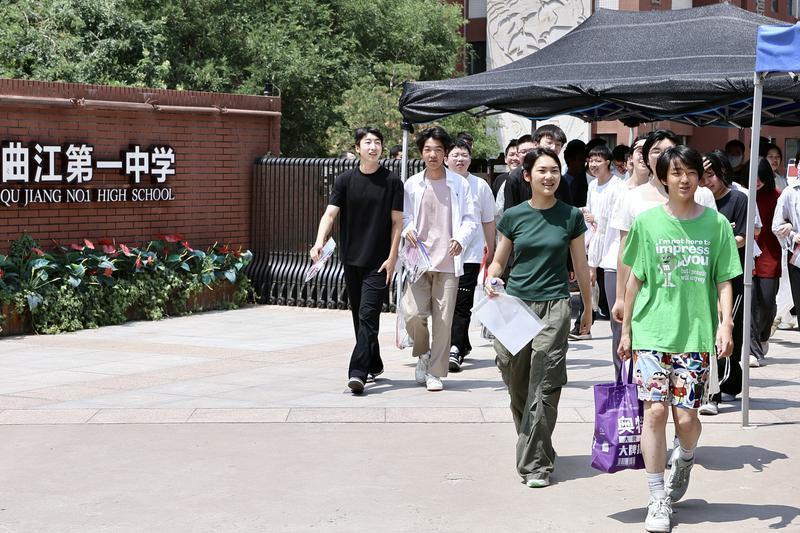 在西安市曲江第一中学考点，考生下考后笑容灿烂。记者 郝钟毓 实习生 郝雨辰一摄