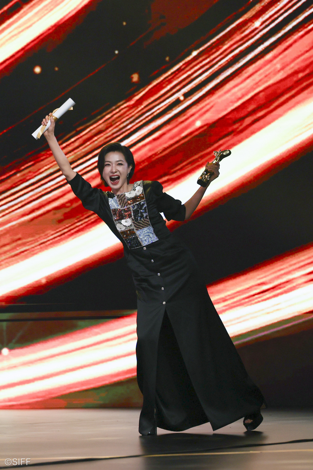 万茜凭电影《长夜将尽》获得最佳女演员奖