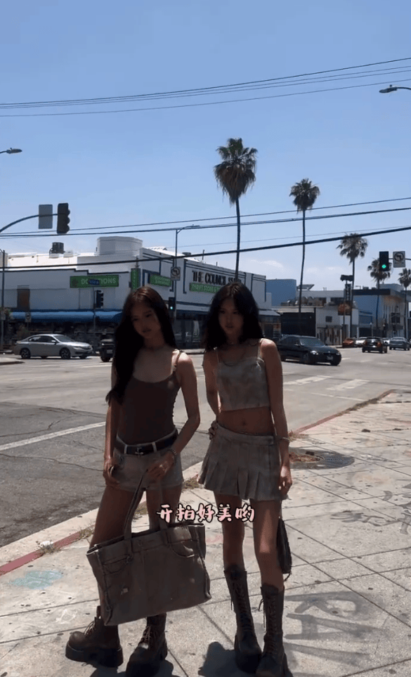 Jaden和考拉并肩行走。