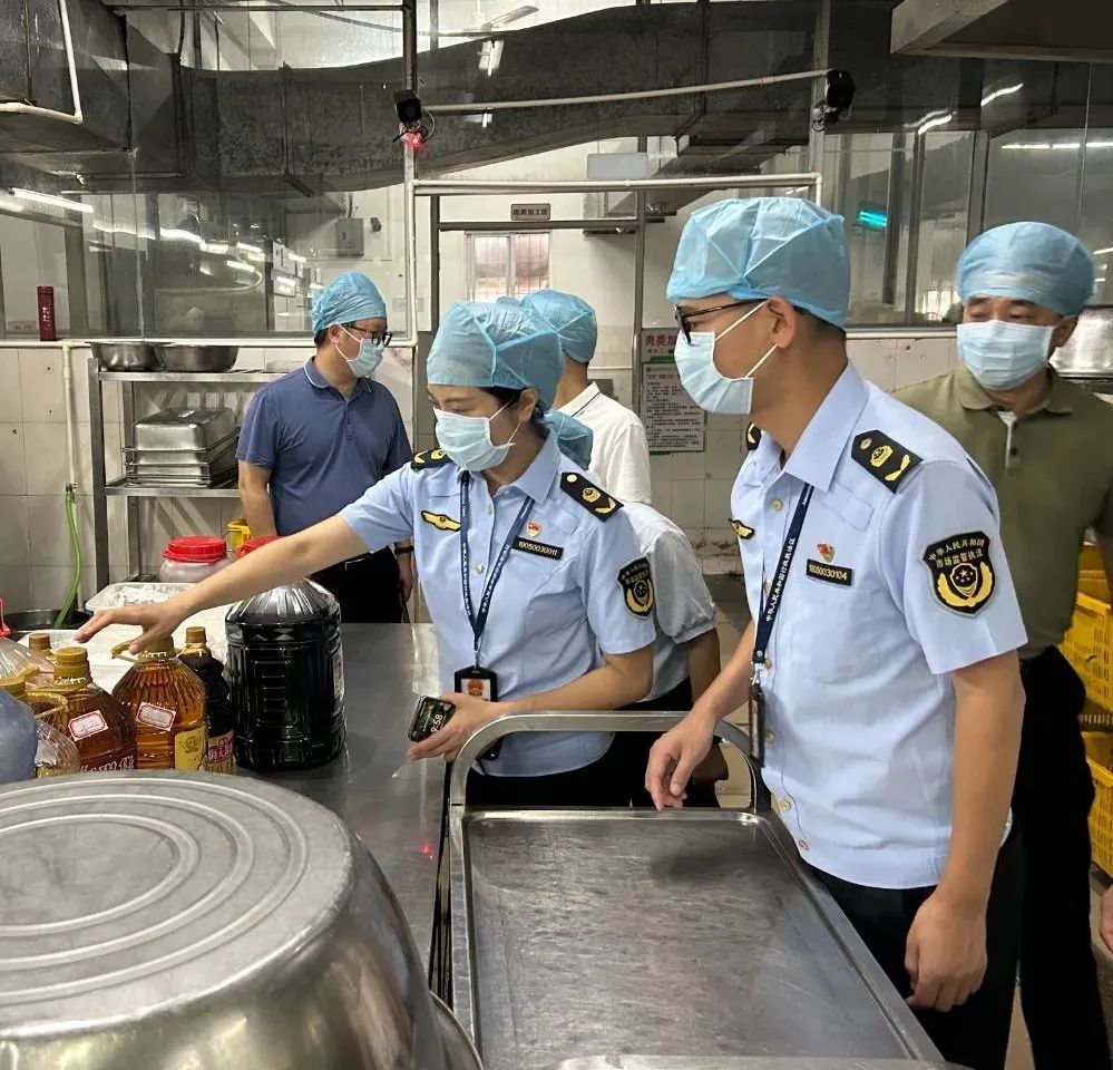 ▲市市场监管局工作人员查看中考考点调味品使用情况。