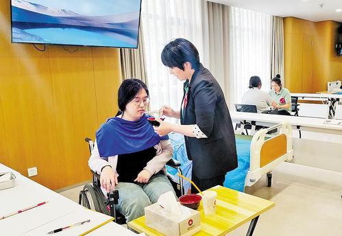 5月16日，邢台市人社局开展“技能照亮前程”养老护理员培训。这是参训人员在模拟护理。 牛建业摄