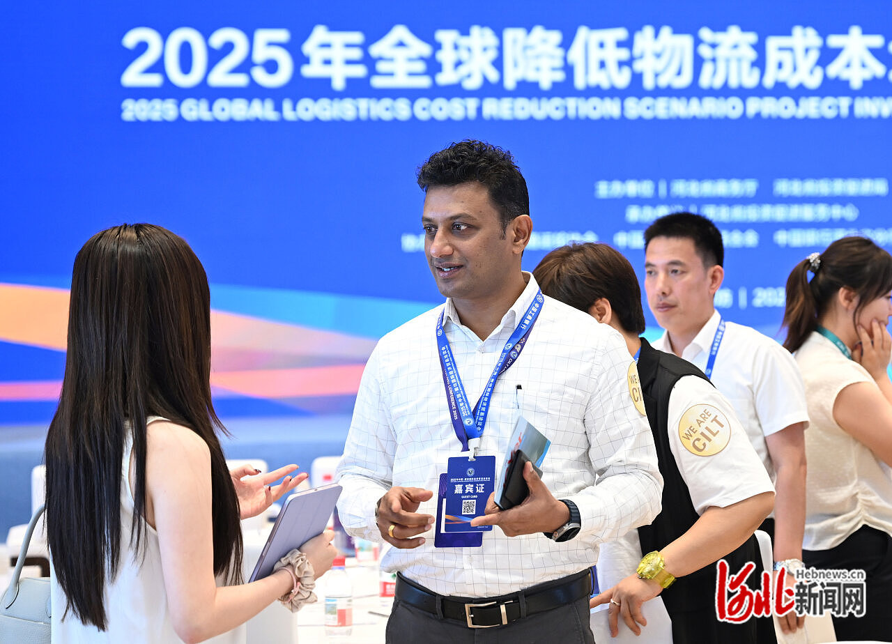 6月17日，在2025年全球降低物流成本场景招商对接会上，与会客商进行交流洽谈。.jpg