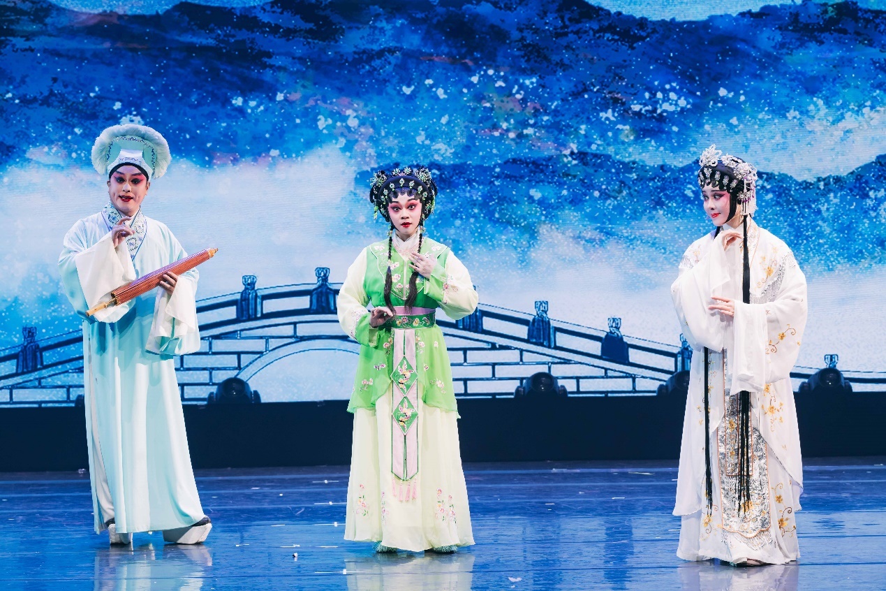 图：粤剧《白蛇传》“游湖”选段