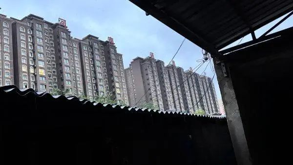 站在馮珍家抬頭望可以看到諾鑫名居的現狀。圖/九派新聞 胡冰月