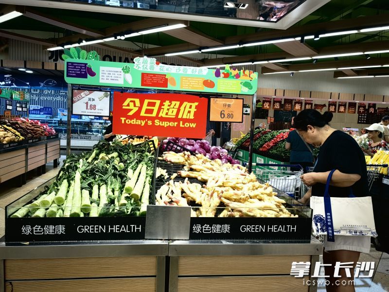 市民选购新鲜蔬菜。