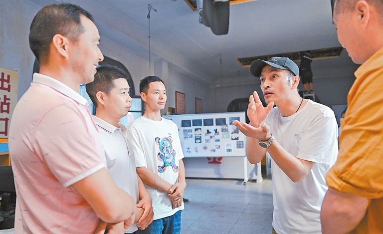劇組導演對群演進行演戲指導。