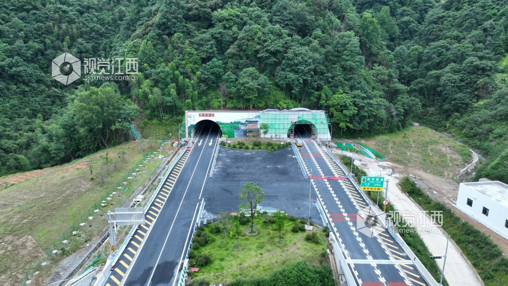 2025年6月23日，江西交投集团投资建设的遂川至大余高速公路各项建设进入收尾冲刺。