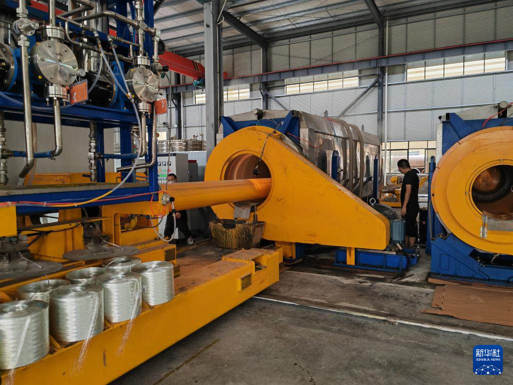 位于江西省上犹县工业园区的祺琳新材料有限公司，工厂车间在生产玻纤管材（6月18日摄）。 新华社记者 张东阳 摄