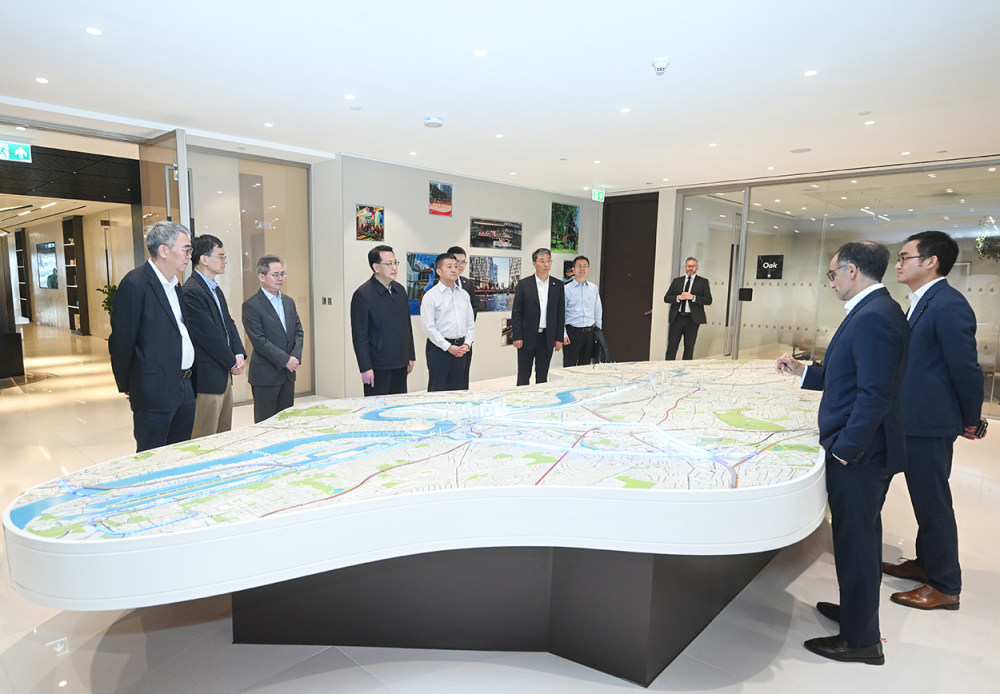 ▲当地时间6月22日下午，市委书记袁家军在伦敦金丝雀码头考察城市治理和发展情况。记者 苏思 摄