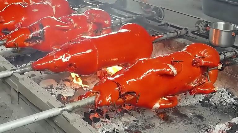 泰国烤全猪，炭火慢烤，香茅入味，二师兄到底有多香？