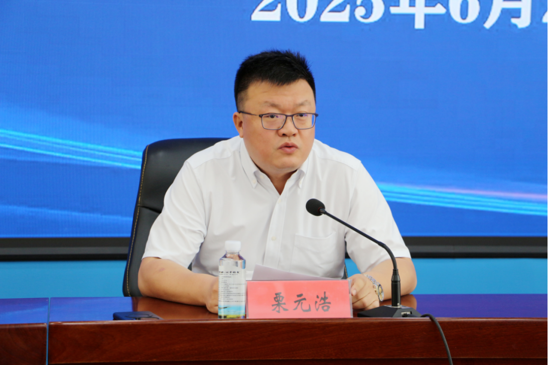 新疆阿勒泰地区文化体育广播电视和旅游局副局长栗元浩介绍“龙泰号”援疆研学交流营相关情况（陈默摄）