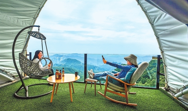 南召县五朵山景区，游客在依山而建的蓼花汀精品民宿乐享休闲时光。崔培林 摄