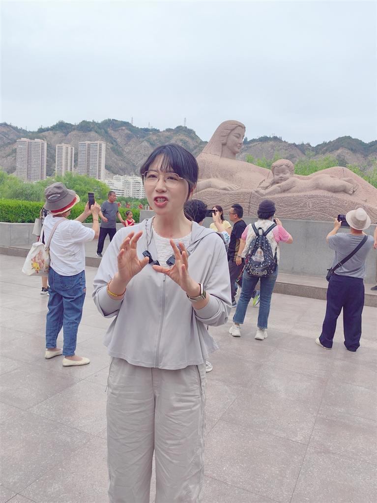 “新闻姐”邹雯打卡黄河母亲雕塑