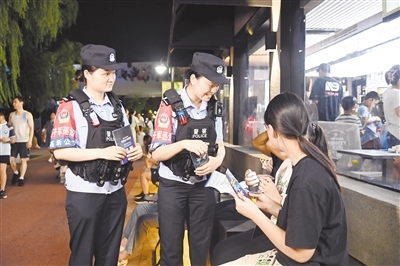 深入人员密集场所开展安全宣传活动